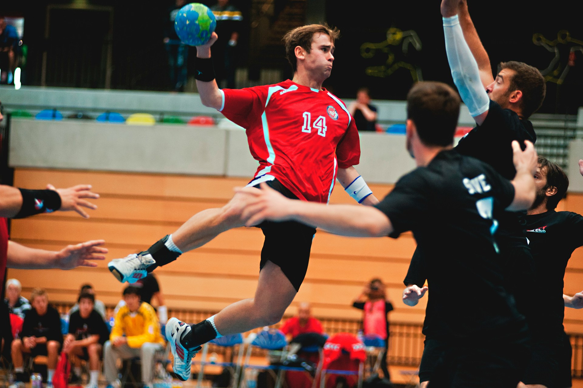 En man kastar en handboll