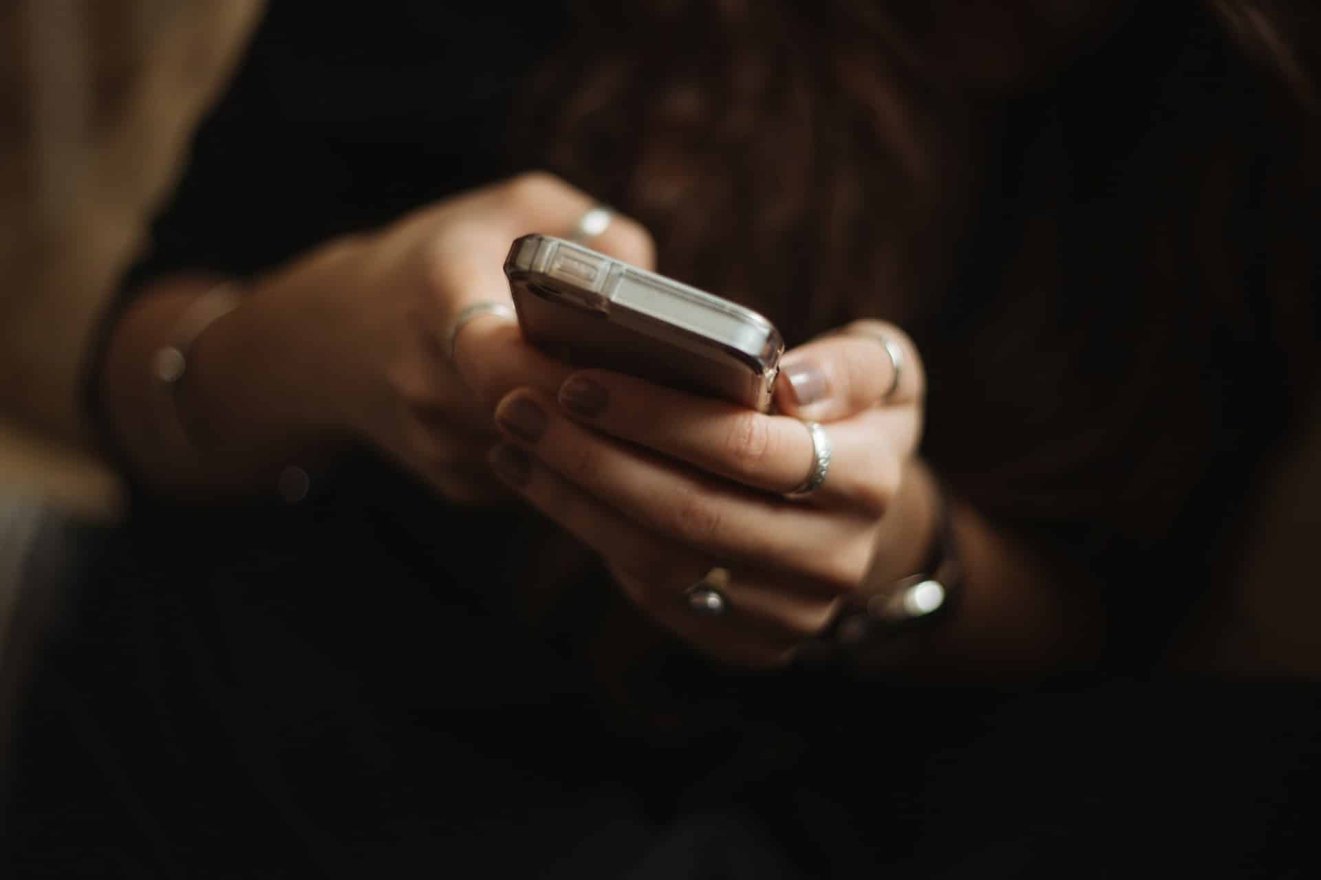 En person spelar på sin telefon.
